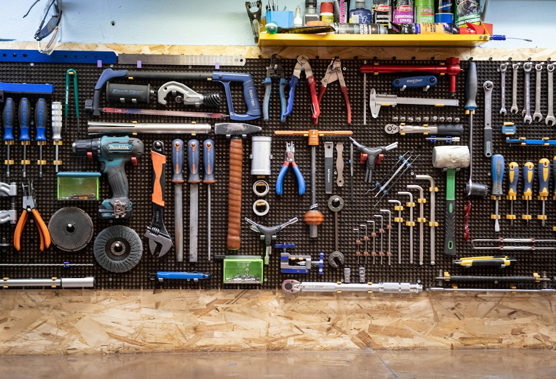 Werkzeugwand mit Hand- und Elektrowerkzeugen